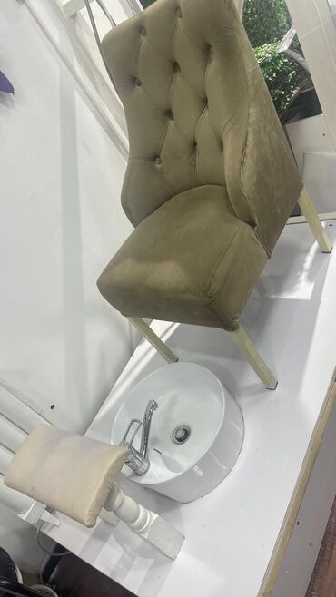 Педикюрные кресла: Продаётся педикюрное кресло вместе с подиумом, раковиной. В хорошем