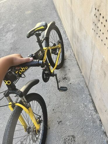Toba brendinin qatlanan konstruksiyaya malik dağ velosipedi. Qara və