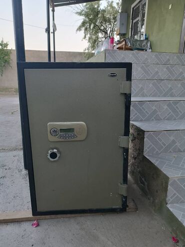 Seyflər: Seyf satılır ölçüsü 80x60 2 ədəd açar ve kod tam işlək veziyyetdedi