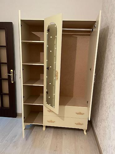 paltar şkaf: Ağ rəngli, güzgülü yataq otağı dolabı. Zərif və səliqəli dizayna malik — 3