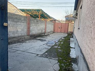 Продажа коттеджей и домов: Продаётся дом и с участком 6 соток, заезд на три машины, есть крытый — 5