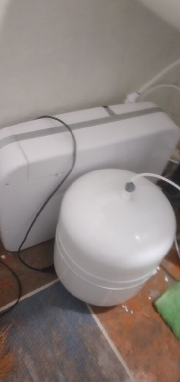 профессиональная бытовая техника для кухни: Продаю водяной фильтр от компании clean water установили недавно за 75