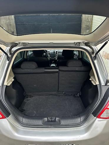 nissan tida arxa stop: Nissan Tiida sedan, gümüşü rəng. - Kuzov: 4 qapılı sedan, orijinal — 9