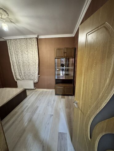 Uzunmüddətli kirayə mənzillər: 3 otaqlı mənzil – mebellə - Geniş qonaq otağı: şıq asma tavan, şüşə — 6