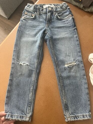zara cins: Orta mavi rəngli, yuyulmuş görünüşlü uşaq cins şalvarı. Bel hissəsi