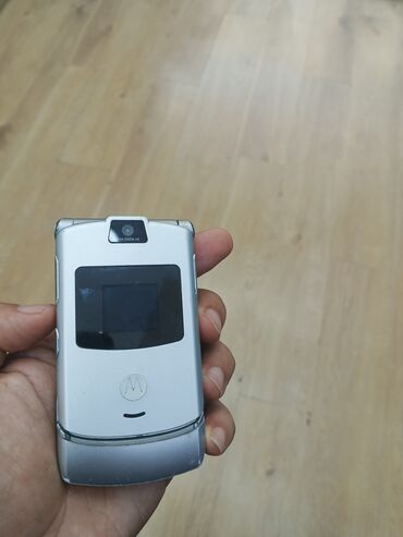 sari tukler ucun lazer: Motorola Razr V Xt885, Düyməli