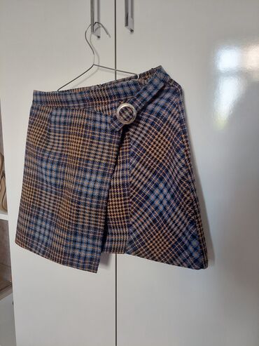 i̇dman qadın ətəkləri: Qadın üçün qısa ətək – sarı-qəhvəyi və mavi rənglərin qarışıq