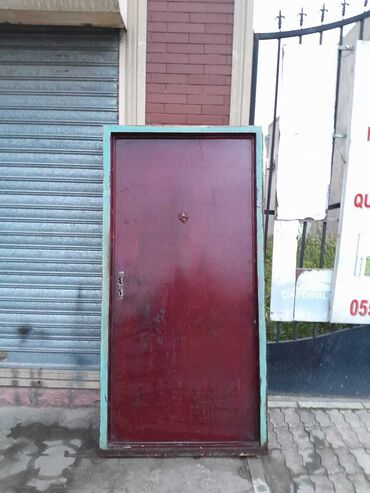 Giriş qapıları: Qırmızı rəngdə, metal konstruksiyalı giriş qapısı. Qapıda gözlük və