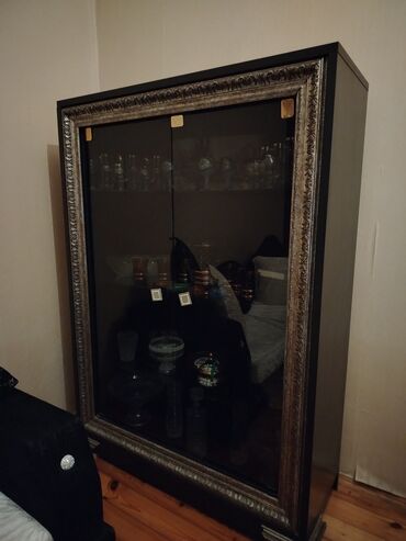 вешалка для одежды из дерева: Şüşəli dolab vitrini, Ünvandan götürmə