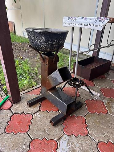 Кухонные принадлежности: Продаётся таганок (очок), для выезда на природу, в комплекте с — 2