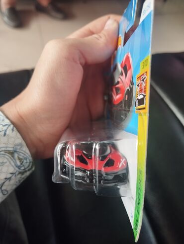 Игрушки: Продаю машинку hotwheels Bugatti bolide цена 300 сом