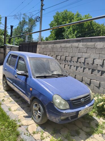 эконом машина: Компактный автомобиль Geely в синем цвете. Эта модель идеально