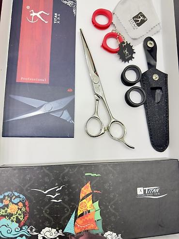 Digər alət dəstləri: Titan Professional bərbər qayçı dəsti Məhsulun tərkibi: - 1 ədəd düz — 5