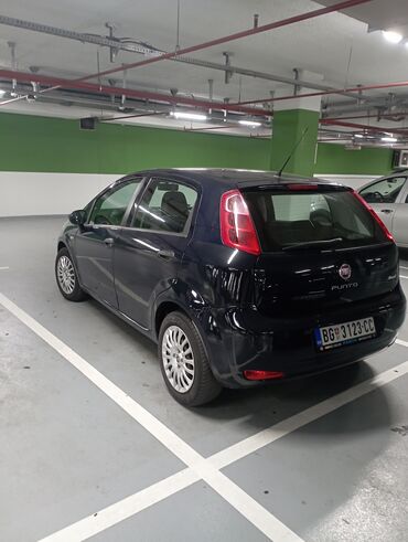 Fiat: Unutrašnjost automobila Fiat hečbek, sa tamnom unutrašnjošću i — 22