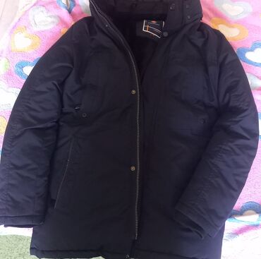 Верхняя одежда: Продается зимняя куртка для мальчиков примерно на 15-16 лет, куртка