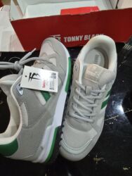 kişilər ucun qacış krossovkaları: 42 raz teze