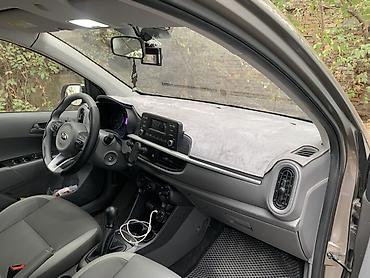 Коврик‑накладка на торпедо для Kia (форма под штатную панель, вырезы