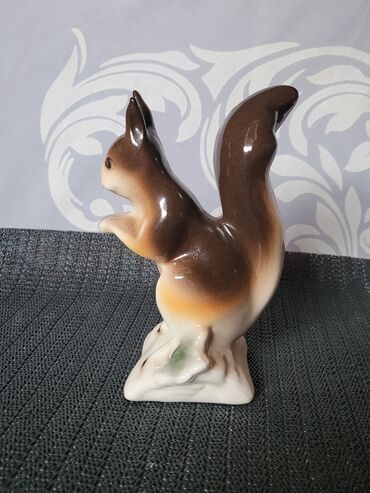 Ostali kućni dekor: Porcelanska nova figura veverice 70te. Figura nova sve na njoj je — 9