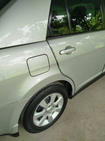 qosqu yeri: Nissan Tiida: 1.5 l | 2012 il Sedan