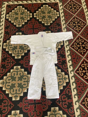 Спортивная форма: Кимоно для детей 6-7 лет 1м35см, чистая в хорошем состоянии, на звонки at lalafo.kg Спортивная форма: Кимоно для детей 6-7 лет 1м35см, чистая в хорошем состоянии, на звонки