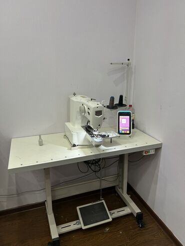 автоматический станок для производства сетки рабицы купить: Промышленная швейная машина белого цвета, установленная на прочном