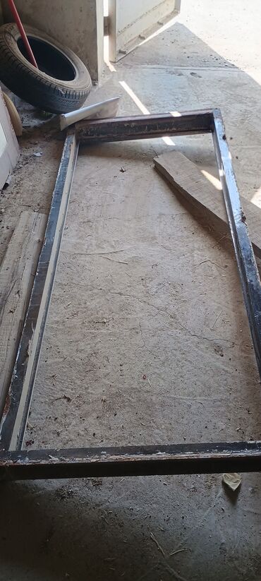 aftomatik qapilar: Metal çərçivəli qapı, möhkəm və davamlı materialdan hazırlanmışdır. Bu
