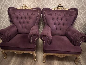 Divan və kreslo dəstləri: Bənövşəyi rəngdə, qızılı naxışlı oyma taxta detallarla bəzədilmiş bu