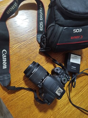 сумка для видеокамеры и фотоаппарата: Продаю фотоаппарат Canon 700D в отличном состоянии. С объективом