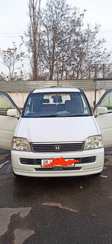 пасса: Минивэн Honda Stepwgn белого цвета. Этот автомобиль отличается