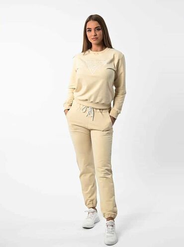 Gornji i donji deo: Zenske trenerke
S M L XL XXL
vezen znak Cena 2800 din. NABAVKA — 20