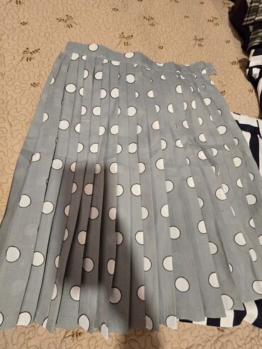 Qadın şalvarları: Bu dəstə müxtəlif üslublu dörd qadın şalvarı və bir qara ətək — 21