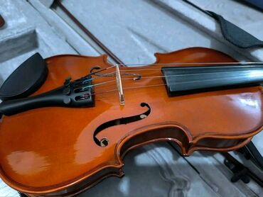 Violine: NA PRODAJU VIOLINA 1/2
Sa kutijom i novim podmetačem
cena 180e — 10