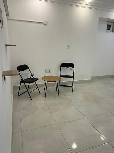 комната: Сдаю под офис, можно и для долгосрочного жилья 1 большая комната — 3