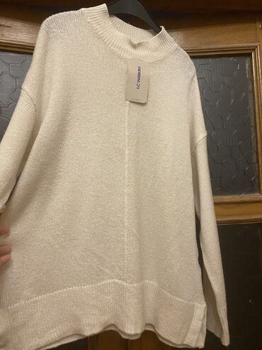 Köynək və bluzalar: Qadın geyimləri – 2 fərqli model 1) Ağ bluz: - Yumşaq, axıcı parça - — 20