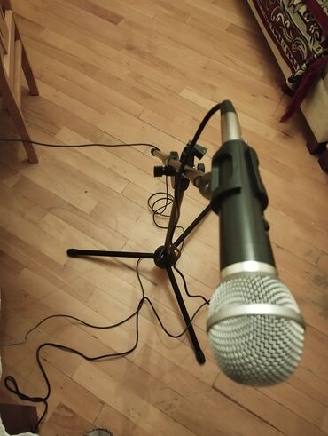 Mikrofonlar: Mikrofon + kabel + stand