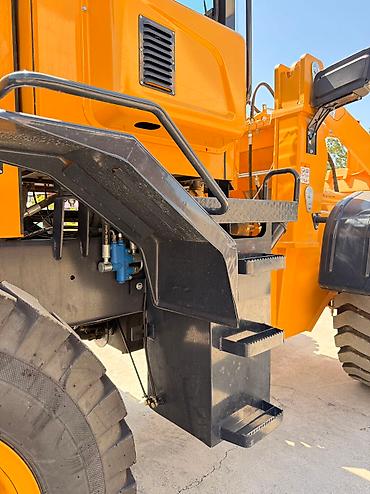 Фронтальные КУНы: Фронтальный погрузчик — Китай. 2025 год. Ковш 2,2 см³. Управление — — 9