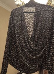 Dəstlər, kostyumlar: Qara rəng üzərində ağ ürək naxışlı qadın bluzu. - Model: ön hissədə