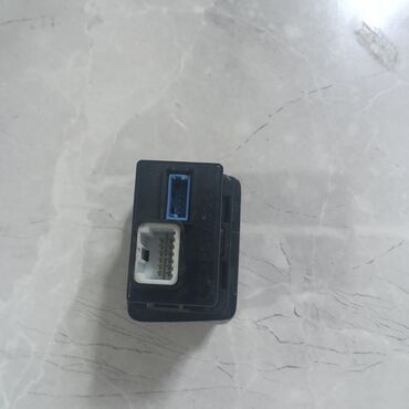 центральный замок с пультом: Автомобильный USB и AUX разъем. Предназначен для подключения внешних
