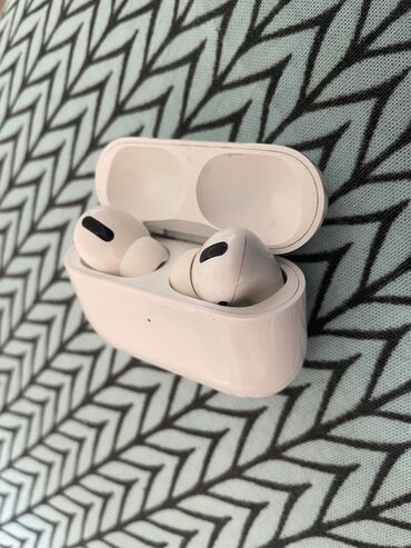 левый airpods: AirPods Pro (1 Gen) БУ. В принципе работают, но есть проблемы. Кейс