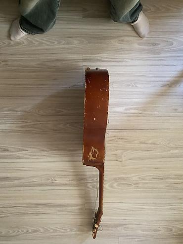 gitara capo: Kohnə gitaralardan . vəzzitəti yaxşı amma strunları təmirə ehtiyaci — 2