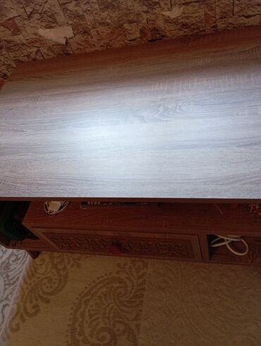 Tavalar: TV altlığı / media konsolu - Material: ağac teksturalı laminat (taxta
