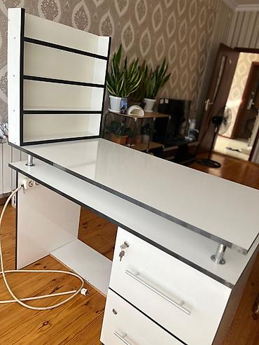 masa usdu: Ağ rəngdə dirnaq masasi - Material: MDF/laminat, ağ səth, qara kontur — 3