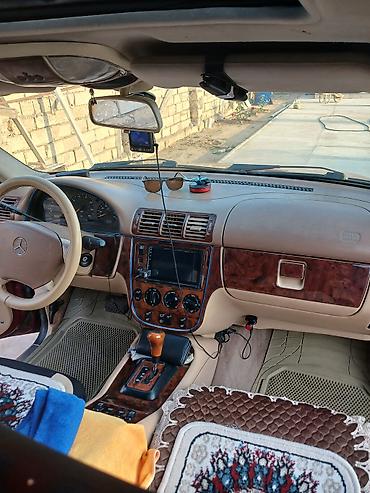 qirmizi masin: - Növ: SUV, 5 qapı - Korpus rəngi: tünd qırmızı/bordo - Salon: açıq — 8