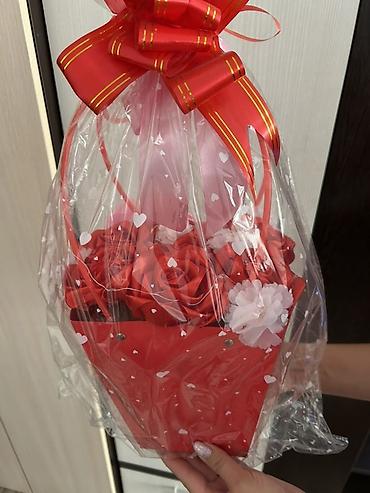 8 мартка карата открыткалар: 🌹 **Светящийся букет из атласных роз в подарочной корзине-сумке** ✨ * — 1