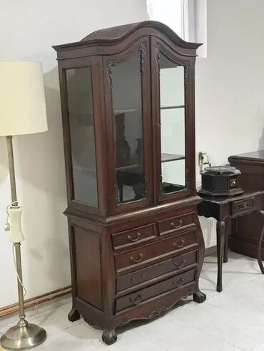 prodaja komoda i vitrina: Stilska vitrina 🪑✨ Dobro stanje. 🏠 Širina: 90 cm 📏 Dubina: 46 cm 📏