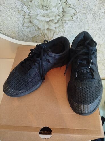 qara kedlər: Nike, Ölçü: 37, rəng - Qara, İşlənmiş