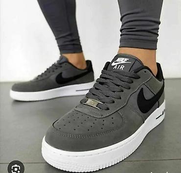 nike patike online: Nike Air patike – tamnosiva boja sa crnim logom i belim đonom. Od 36 — 1