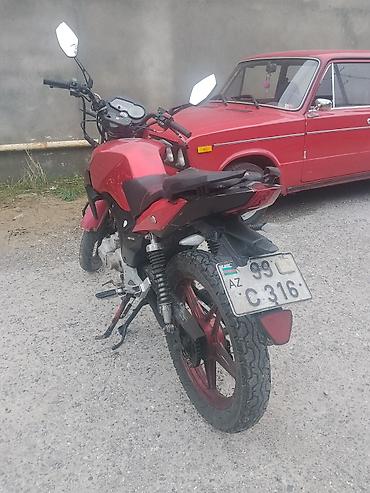 195 55 15: Qırmızı rəngli şəhər tipli motosiklet - Kuzov: street/naked dizayn — 4
