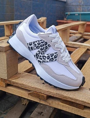 Patike: New Balance 327 patike

Novo
Brojevi 36 do 44

fb Moja Kupovina 1 — 21
