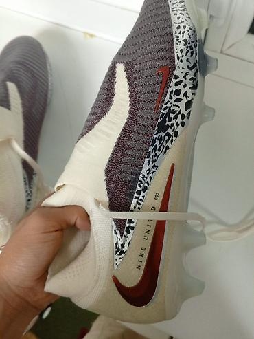 Футбольные бутсы Nike Phantom, размер 43. Модель выполнена в высоком — 3